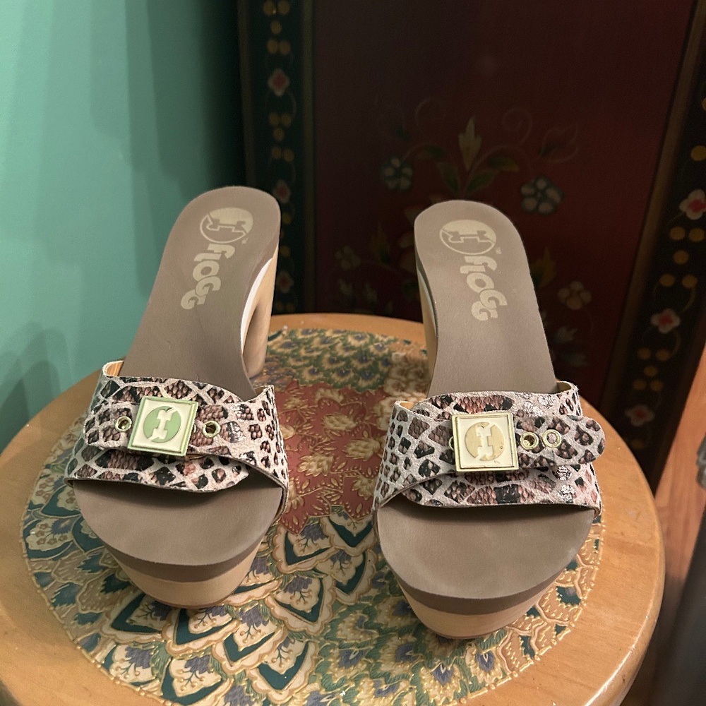 Flogg brown and gold clog